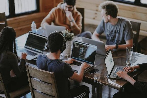 Comment planifier efficacement les tâches quotidiennes grâce à l'informatique ?